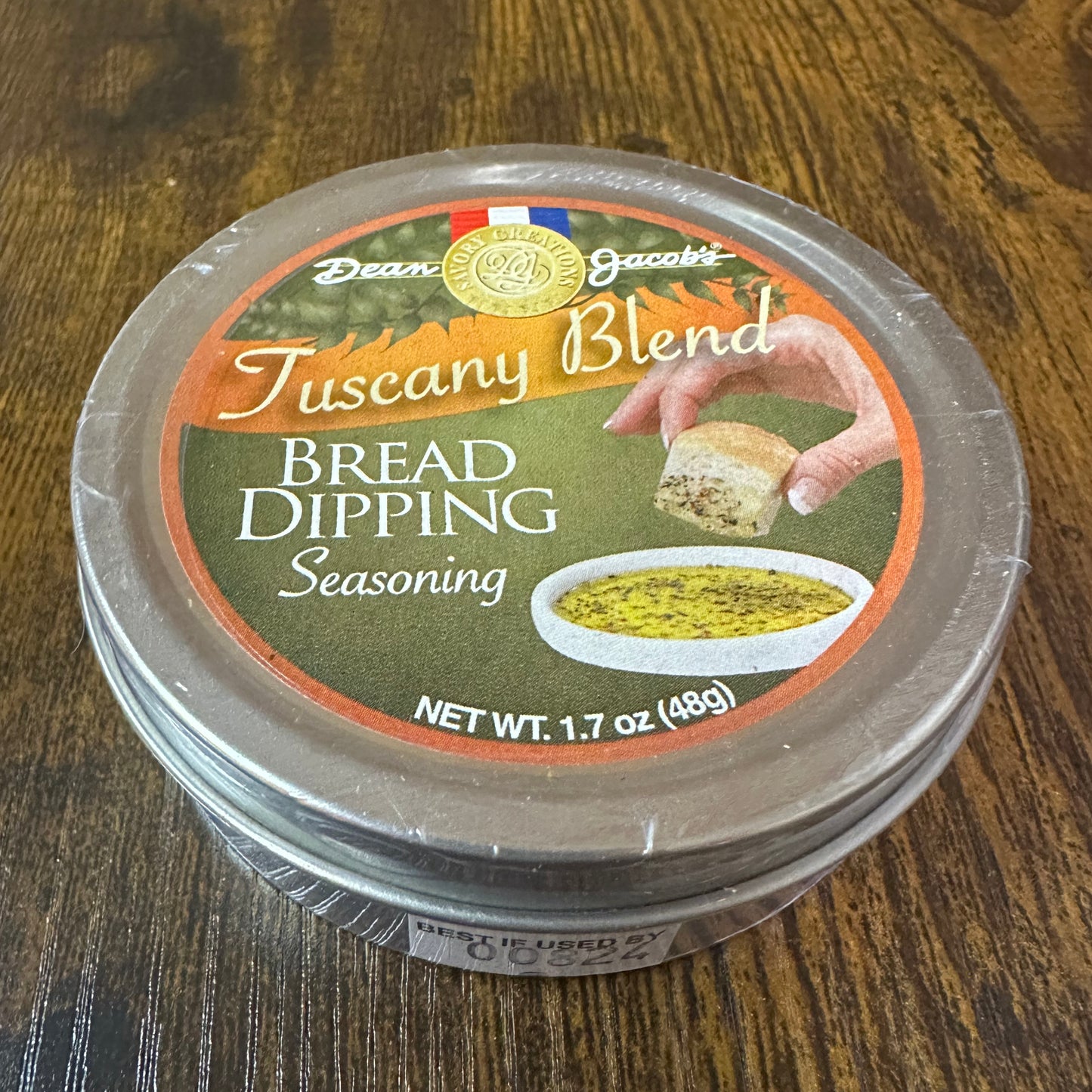 Bari Bread Dipping tin - Tuscany Blend on table